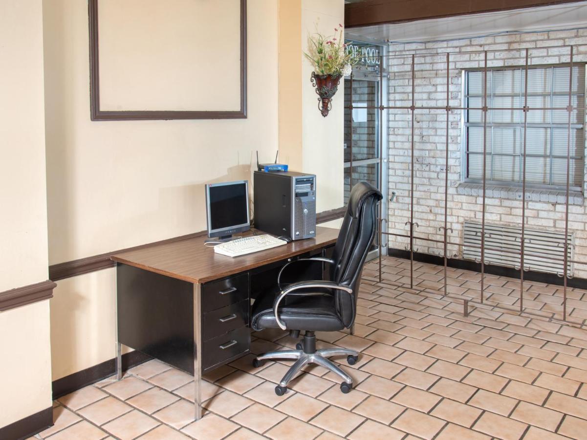 Rest Inn - Extended Stay, I-40 Airport, Wedding & Event Center Amarillo Exterior photo